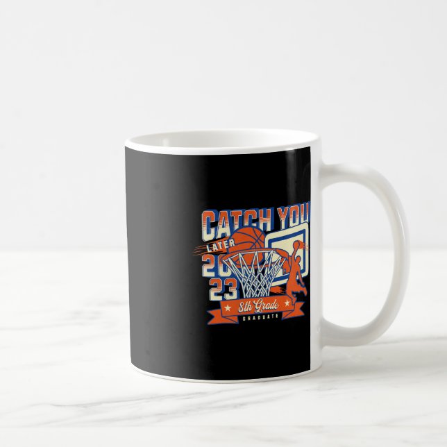 Den 8:e Klass-basketbollen Studenten 2023 Mitten-s Kaffemugg (Höger)