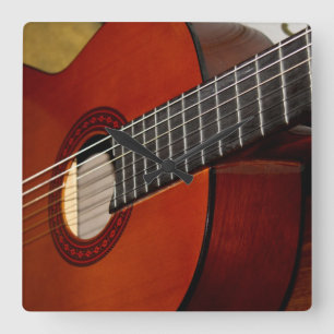 Den akustiska gitarrväggen tar tid på fyrkantig klocka