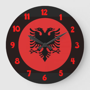 Den albanska flagga tar tid på stor klocka