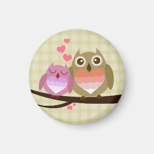 Den älskvärda gulliga ugglan kopplar ihop fullt magnet