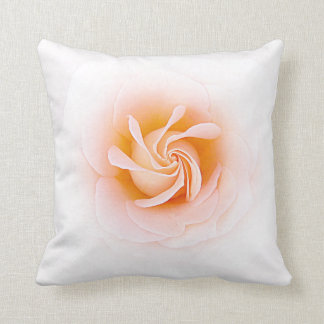 Den älskvärda persikafärgaden steg kudde