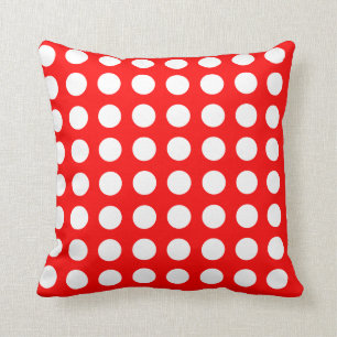 Den älskvärda polka dots som vit på rött kudde