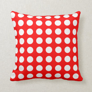 Den älskvärda polka dots som vit på rött kudde