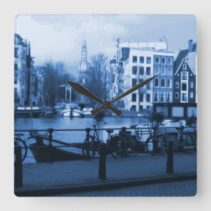 Den Amsterdam staden beskådar denStil väggen tar Fyrkantig Klocka