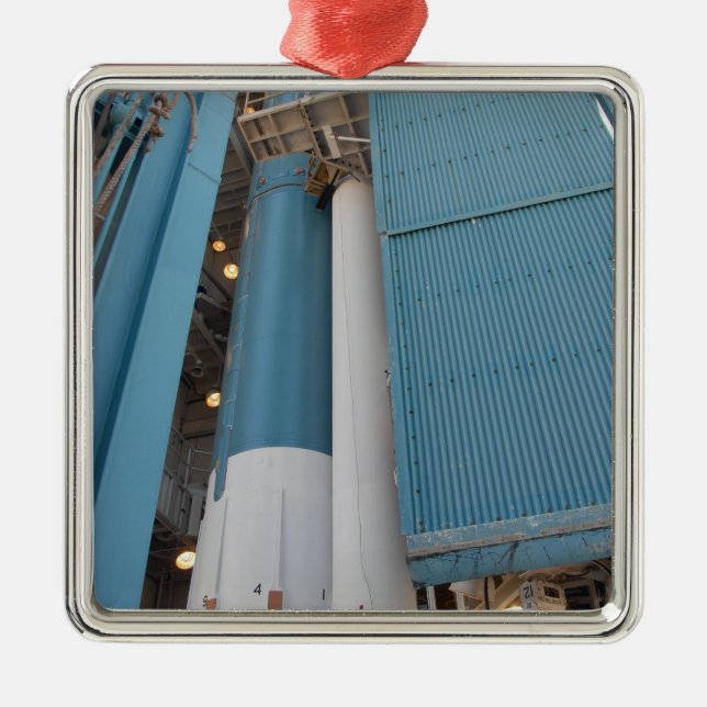 Den andra fasta raketmotorn flyttat i pla julgransprydnad metall (Framsidan)