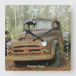 Den antika lastbilen tar tid på fyrkantig klocka