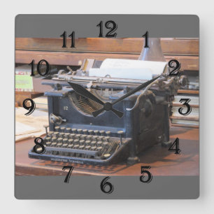 Den antika skrivmaskinen tar tid på fyrkantig klocka