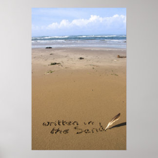 Den är skriven i sanden på en strand poster