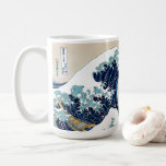 Den återställda underbaren vinkar av Kanagawa vid Kaffemugg<br><div class="desc">Underbaren vinkar av Kanagawa (ura för den 神奈川沖浪裏Kanagawa-oki namien? , "under en vinka av Kanagawa"), också som är bekant, som underbaren vinkar eller enkelt vinka, är ett träklosstryck av den japanska ukiyo-ekonstnären Hokusai. Det publicerades sometime mellan 1829 och 1833 [1] i den sena Edo perioden, som det första trycket i...</div>