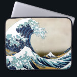 Den återställda underbaren vinkar av Kanagawa vid Laptop Fodral<br><div class="desc">Underbaren vinkar av Kanagawa (ura för den 神奈川沖浪裏Kanagawa-oki namien? , "under en vinka av Kanagawa"), också som är bekant, som underbaren vinkar eller enkelt vinka, är ett träklosstryck av den japanska ukiyo-ekonstnären Hokusai. Det publicerades sometime mellan 1829 och 1833 [1] i den sena Edo perioden, som det första trycket i...</div>