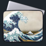 Den återställda underbaren vinkar av Kanagawa vid Laptop Fodral<br><div class="desc">Underbaren vinkar av Kanagawa (ura för den 神奈川沖浪裏Kanagawa-oki namien? , "under en vinka av Kanagawa"), också som är bekant, som underbaren vinkar eller enkelt vinka, är ett träklosstryck av den japanska ukiyo-ekonstnären Hokusai. Det publicerades sometime mellan 1829 och 1833 [1] i den sena Edo perioden, som det första trycket i...</div>