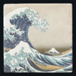 Den återställda underbaren vinkar av Kanagawa vid Stenunderlägg<br><div class="desc">Underbaren vinkar av Kanagawa (ura för den 神奈川沖浪裏Kanagawa-oki namien? , "under en vinka av Kanagawa"), också som är bekant, som underbaren vinkar eller enkelt vinka, är ett träklosstryck av den japanska ukiyo-ekonstnären Hokusai. Det publicerades sometime mellan 1829 och 1833 [1] i den sena Edo perioden, som det första trycket i...</div>