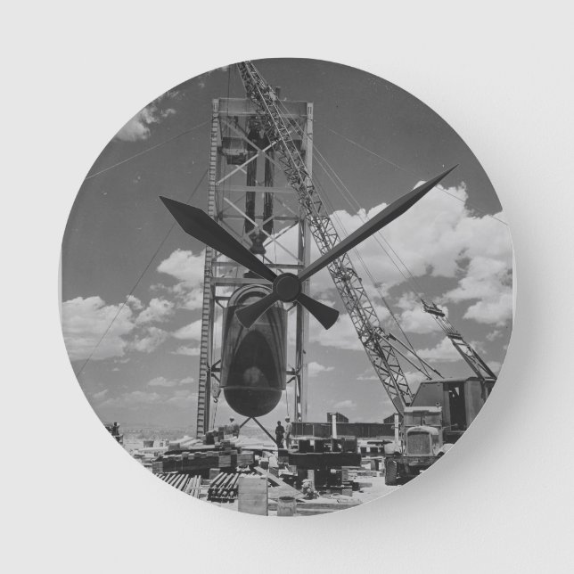 Den atom- jumbon bombarderar placerat för Trinity Rund Klocka (Framsida)