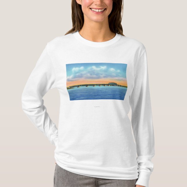 Den avlägsna sjön beskådar av det nytt överbryggar t-shirt (Framsida)