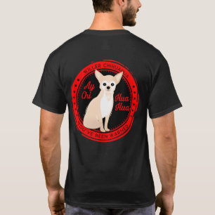 Den Ay chihuahuaen akta sig av den roliga T Shirt