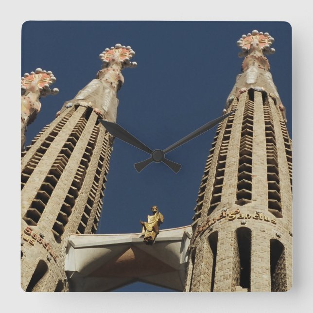 Den Barcelona Spanien kyrkan kvadrerar väggen tar Fyrkantig Klocka (Framsida)