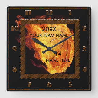 Den basketbruntet och svarten tar tid på med fyrkantig klocka