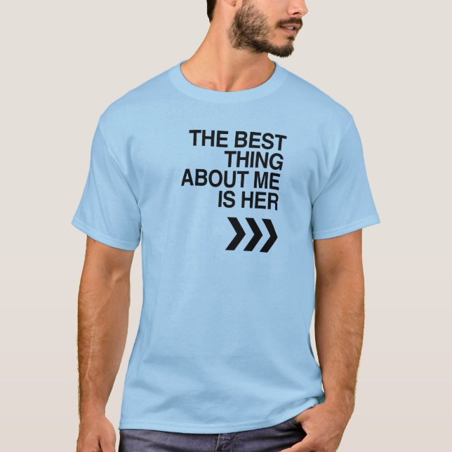 DEN BÄST SAKEN OM MIG ÄR HENNE - .PNG TEE SHIRT (Framsida)