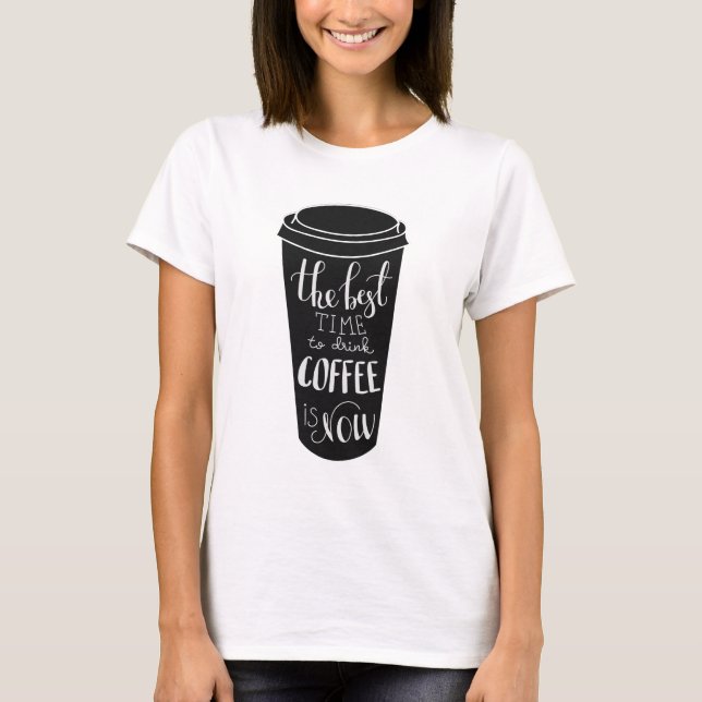 Den bäst tiden att dricka kaffe är nu tee shirt (Framsida)