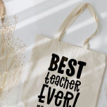 Den bästa läraren någonsin tack vare din lärare tygkasse<br><div class="desc">Den bästa läraren har aldrig tackat dig för din moderna typografiklapp för elegant. Med handskriven modern roligt tackar du för att du hjälper mig att skygga manus och söt sol design,  och plats för lärarna namn namn. Perfekten av år,  jul eller helgdag för din favoritlärare.</div>