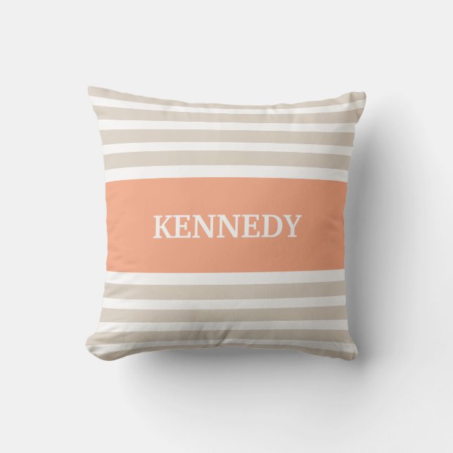 Den beige persikan görar randig monogramen kudde (Framsida)
