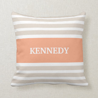 Den beige persikan görar randig monogramen kudde