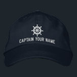 Den beställnings- fartygkaptenhatten med den broderad keps<br><div class="desc">Den beställnings- fartygkaptenhatten med den nautiska frakten rullar logotypen. Marinblå och vitlockdesign med fartygrodersymbolen. Idé för maritim temafödelsedag- eller fars daggåva för vänner och familjen som älskar att vara på sjön eller hav. Gör din egna headwear för den första kompisen eller sjömanpappan, fadern, unclen, morfadern, farfadern, brodern, chefen, sonen, anställd,...</div>