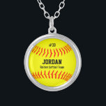 Den beställnings- softballet med spelarenamn, silverpläterat halsband<br><div class="desc">Detta gulliga halsband presenterar en gul softball med din spelare namn,  numrerar och team namn.  En perfekt minnessakgåva för din favorit- spelare!  Kontrollera ut våra andra themed gåvor för softballet,  genom att klicka på den nedanföra Colorfulgalshop logotypen.</div>