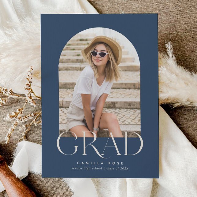 Den blå moderna minimalistiska marschen Studenten Inbjudningar (Navy Blue Modern Minimalist Arch Graduation Invitation)