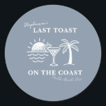 Den blå och vita sista tosten på Kusten Bacheloret Runt Klistermärke<br><div class="desc">Lägg till en roligt, kustkontakt i party favors och décor med den här blå "Sista Toast on the Kusten" Bachelorette Sticker! Med: "[Brides Namn] sista popsten på Kusten" i ren, vit text, tillsammans med en lekfull illustration av sol, cocktail och handflatan träd, som alla ställs mot en fetblå bakgrund, är...</div>