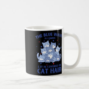 Den blå vågen kommer och täcks av katt H Kaffemugg