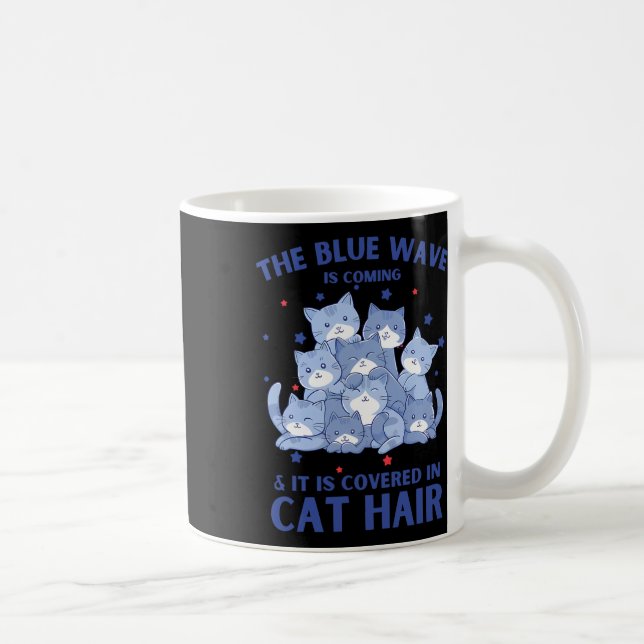 Den blå vågen kommer och täcks av katt H Kaffemugg (Höger)