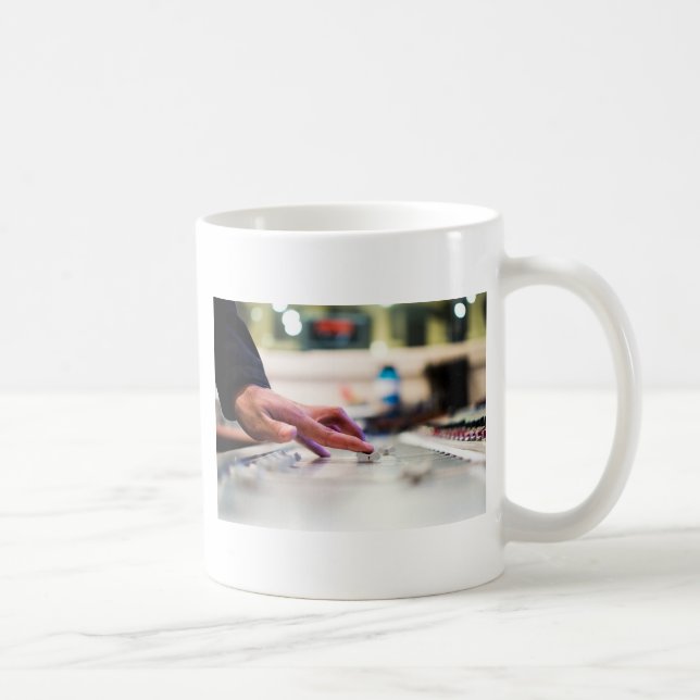 Den blandande skrivbordblandareglidbanan kaffemugg (Höger)