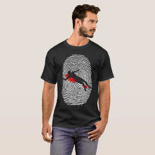 Den brotts- platsutredaren identifierar med t-shirt