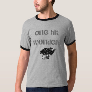 Den brutna kassetten tejpar, slå under en t-shirt