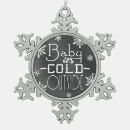 Den chic festliga svart tavlababyen är det den snöflinga pewter julgransprydnad