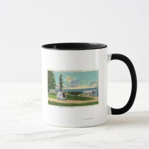 Den Coles backen beskådar av den Massasoit statyn Mugg