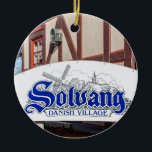 Den danska byn Solvang Julgransprydnad Keramik<br><div class="desc">Dansk bosättning i södra Kalifornien med dansk formaterad arkitektur i Solvang i Kalifornien. Skriv på framsidan med dansk formaterad arkitektur på baksidan. Anpassa med besöksdatum.</div>