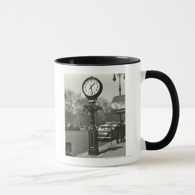 Den dekorativa gatan tar tid på två bakgrundsfolk mugg (Höger)