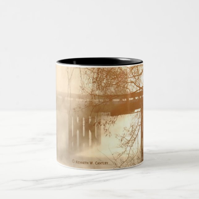 Den dimmiga morgonen överbryggar mugg II (Center)