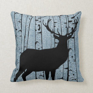 Den djärva hjortfullvuxen hankronhjort på jean kudde