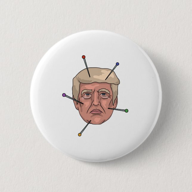 Den Donald Trump Voodoodockan klämmer fast Knapp (Framsida)