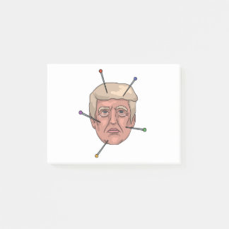 Den Donald Trump Voodoodockan klämmer fast Post-it Block