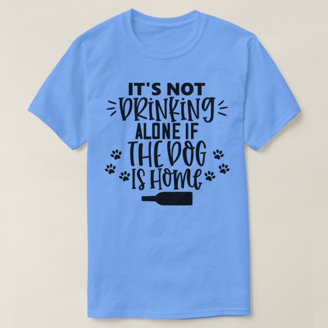 Den dricker inte Ensamen om Hund är hemma T Shirt (Design framsida)