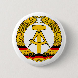 Den East Germany medborgareemblemen knäppas Knapp
