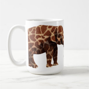 Den elefant dess funderare en giraff kaffemugg