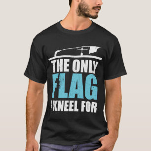 Den enda flaggan jag knäböjer för Isfiske Flagg fi T Shirt
