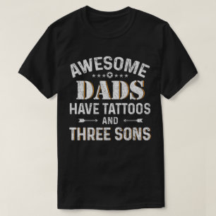 Den enorma pappor har tatueringar och tre Sons T Shirt
