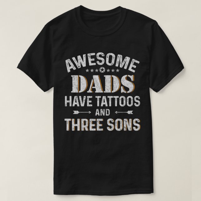 Den enorma pappor har tatueringar och tre Sons T Shirt (Design framsida)