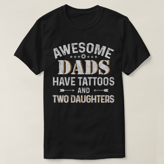 Den enorma pappor har tatueringar och två döttrar t shirt (Design framsida)